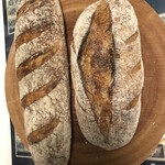 ラトリエ ドゥ プレジール - 左がプレジール。右がスペシャリテのアインコーン小麦少々のパン