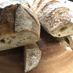 ラトリエ ドゥ プレジール - 左がスペシャリテのアインコーン小麦使用のパン。右がプレジール