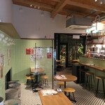 豆皿中華Q - キッチン近くの席(コロナ対策バッチリ)