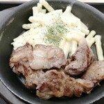 松屋 - 牛リブロースカットステーキ　マカロニサラダと思いきや、ベシャメルソースです。