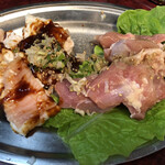 金海 - 左上ホルモン　550円、右鶏　450円
