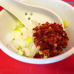 ラーメン二郎 - 待ってる間に粗挽き唐辛子投下～♪