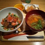 赤の彩り海鮮ごはん