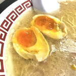 双喜紋 - ラーメンは辛味・ニンニクアリアリのネギ抜きの超コッテリ仕様です
      の味付け卵トッピング