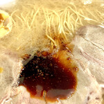 双喜紋 - ラーメンは辛味・ニンニクアリアリのネギ抜きの超コッテリ仕様です
      辛味のアップです