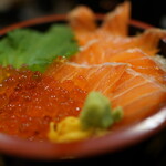 Kurosawajiri Jukuhonjin Sakura Zushi - サーモンイクラ丼（平日ランチ¥890税込み）