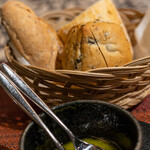 樹癒え - レモンの香りのオリーブオイル、オリーブパン、胡桃パン、フランスパン