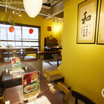 西門食房 - 台湾小物に彩られた、落ち着いた雰囲気の店内