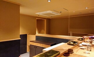 Sushi Hayashi - すっきりした店内はカウンター席、隣の席とはアクリル板で仕切られています