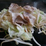 Doutombori - 豚ソース焼きそばの野菜＋豚肉（調理中）