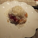 Gourmandise - 雪で覆われたよなビジュアルの和牛カルパッチョ。トマトと柿が添えてあります。旨いが量的に物足りない。