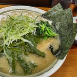 Kamariya Taishou - 中盛りチャーシューワカメラーメンです。