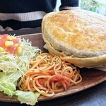 カフェまる - スパゲティとサラダも付いております。