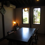 味ごよみ 花こま - テーブル席と店内