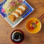 Ebisu Katsu Sai - 恵比寿かつ彩では、お食事のはじめに、季節の食材を使った『先付け』の『かつ初め（はじめ）』からご提供させていただきます。かつをお召し上がりいただく前に、胃腸での脂肪の吸収と血糖値の上昇を抑える食物繊維を含んだ季節の野菜の彩りをお楽しみいただきます。