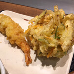 丸亀製麺 - エビ天の衣多し。揚げたてタイミング逃して残念…