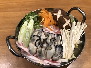 Oisutama Ketto Toukyou Sukaitsu Riekimaeten - 季節メニュー牡蠣なべ
