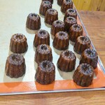 ブーランジェリー カヌレ - 焼きたて艶々のカヌレ❗ええ匂いさせてます