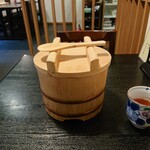 お料理ひろせ - 茶碗2杯分のおひつご飯。それ以上もお代わりできます。