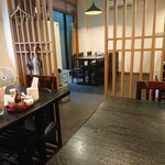 お料理ひろせ - 玄関側。店内手前はテーブル4つとカウンター、店内奥にも客室があります。