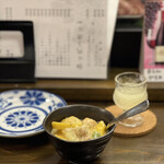 やきとり 葉舞風 - お通し（ウェルカムドリンク付）キタアカリのクリームシチュー 300円。