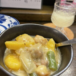 やきとり 葉舞風 - お通し（ウェルカムドリンク付）キタアカリのクリームシチュー 300円。