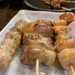 やきとり 葉舞風 - せせり 180円、にんにく肉巻き 180円、ぼんじり 180円。