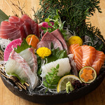 Assortment of five types of today's sashimi