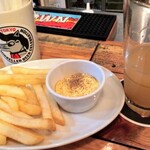 Beer Pub Camden - オツマミは1品だけ揚げたてホヤホヤなフレンチフライ！カレーマヨディップソースが効いてます。