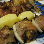 ほり - 手前から、しそ巻315円、じゃがいも、黒豚肩ロース315円、名古屋コーチン皮315円