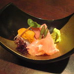 丸太町十二段家 - 造り四点盛(金目鯛昆布〆、よこわ中トロ、眞鯛腹身、海胆) 土筆