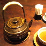 丸太町十二段家 - 使い込まれた茶器は深い味わいがあります。