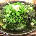 うどん 丸香 - 鳴門わかめうどん。新若布の食感と香りが素晴らしい♪