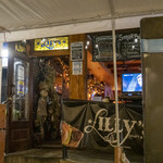 Lilly's Craft and Kitchen - オープンレストラン部から店舗側を望む。