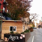 Lilly's Craft and Kitchen - 店内飲食禁止対応として路上に設置された仮設小屋。手前がLilly'sのものです。