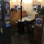 Lilly's Craft and Kitchen - Lilly’s の仮設小屋内部。本来の駐車帯に設営されているので、駐車券発券機も写っています。