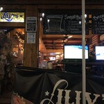 Lilly's Craft and Kitchen - オープンレストラン部から店舗側を望む。