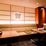 炭火焼干物定食 しんぱち食堂 - テーブル