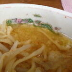 ラーメン二郎 - 麺をモグモグしながら眺めるスープの美味しさよ！
