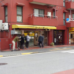 ラーメン二郎 - 白いパンツのお客さんに注目！