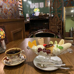 喫茶Amber - 珈琲４２０円とプリンアラモード７５０円。