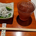 Hana kujira - お通しの　シラスと　巨峰酒のロック