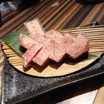 肉ばんざい - 一組に一皿しかない上タン！