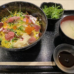 Sushi Shinkawa - バラチラシ、サラダ、あさりの味噌汁。