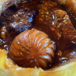 大きな牛塊肉や飾り切りが施されたマッシュルーム入りの「ビーフシチューのパイ包み焼き」