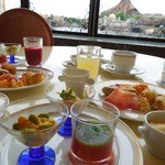 開園前のパークを眺めながら美味しいイタリアン朝食を。