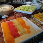 ベッラヴィスタ ラウンジ - フルーツも丁寧に皮が剥かれ彩よく並べられていました。