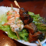モンスーンカフェ - 海老の串焼きと豚肉の串焼き