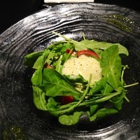 トラットリア ゴデレッチョ エビス 恵比寿 - フルーツトマトとモッツァレラバッカのカプレーゼ ルーコラ添え