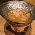 鮮魚と地酒屋 漁介 - 烏賊をこれから炒め煮る